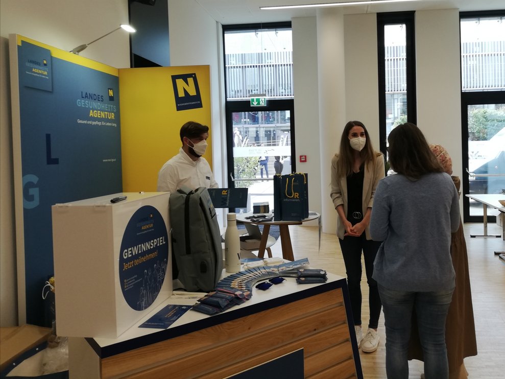 BesucherInnen informierten sich am Messestand der LGA