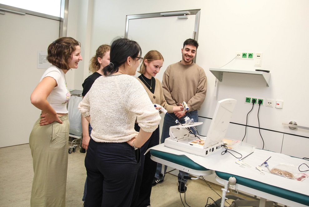 Medizinstudierende beim Üben