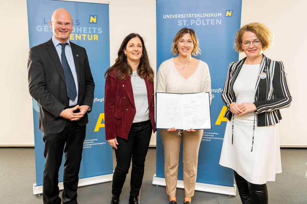 Absolventinnen der Sonderausbildung Kinder- und Jugendpflege mit Festgästen bei der Abschlussfeier