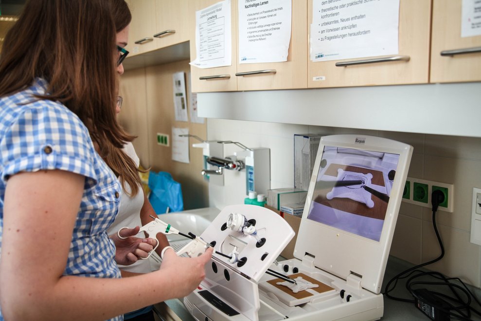 Studierende probiert ein Gerät