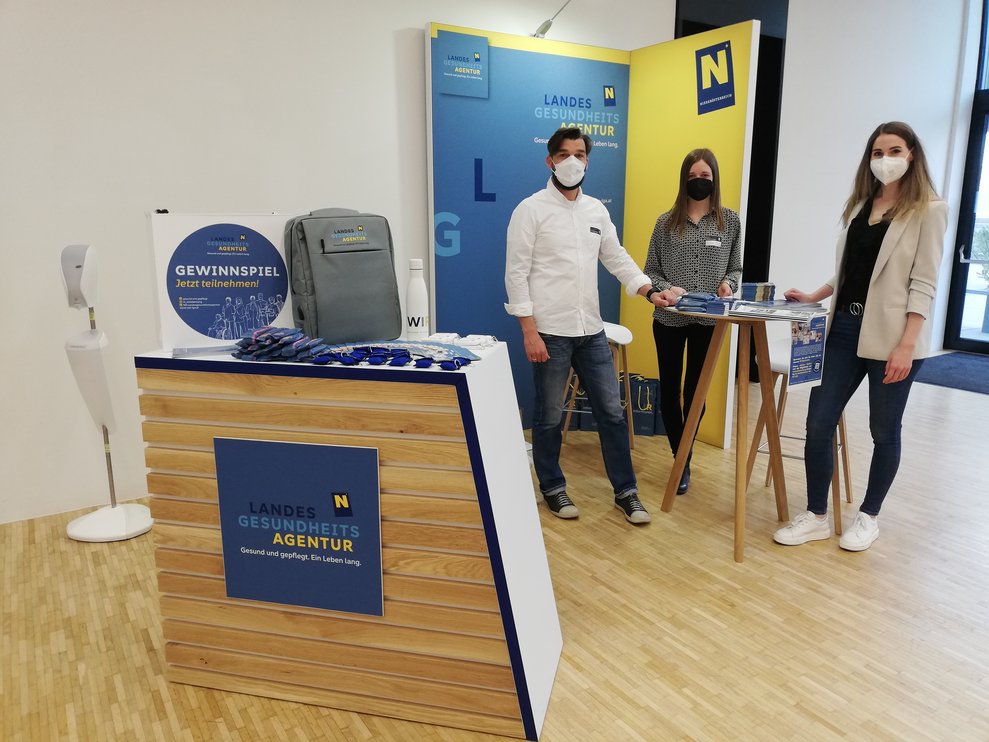 KollegInnen am Messestand in der IMC FH Krems