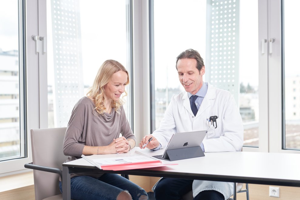 Arzt erklärt die Ergebnisse der Patientin