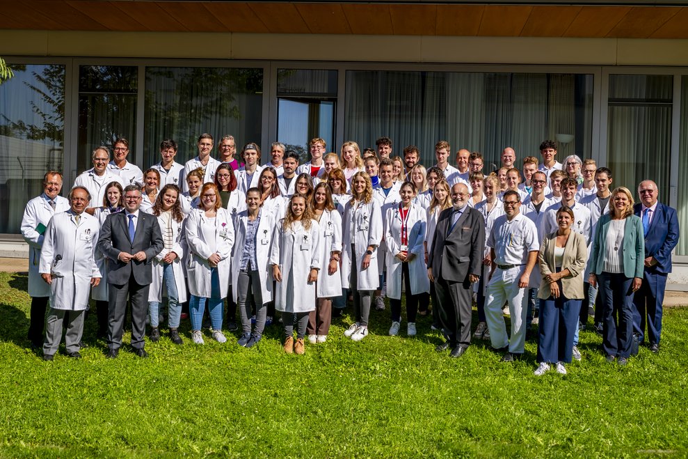 Landesrat Ludwig Schleritzko, die Klinikleitung des Universitätsklinikums Tulln sowie die Studierenden der Medical Summer School Tulln