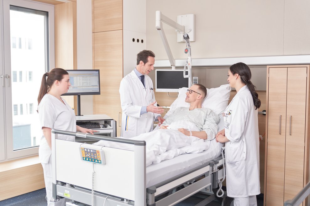 Visite im Krankenzimmer