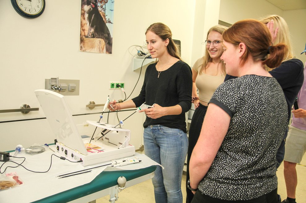 Studierende üben auf dem Gerät