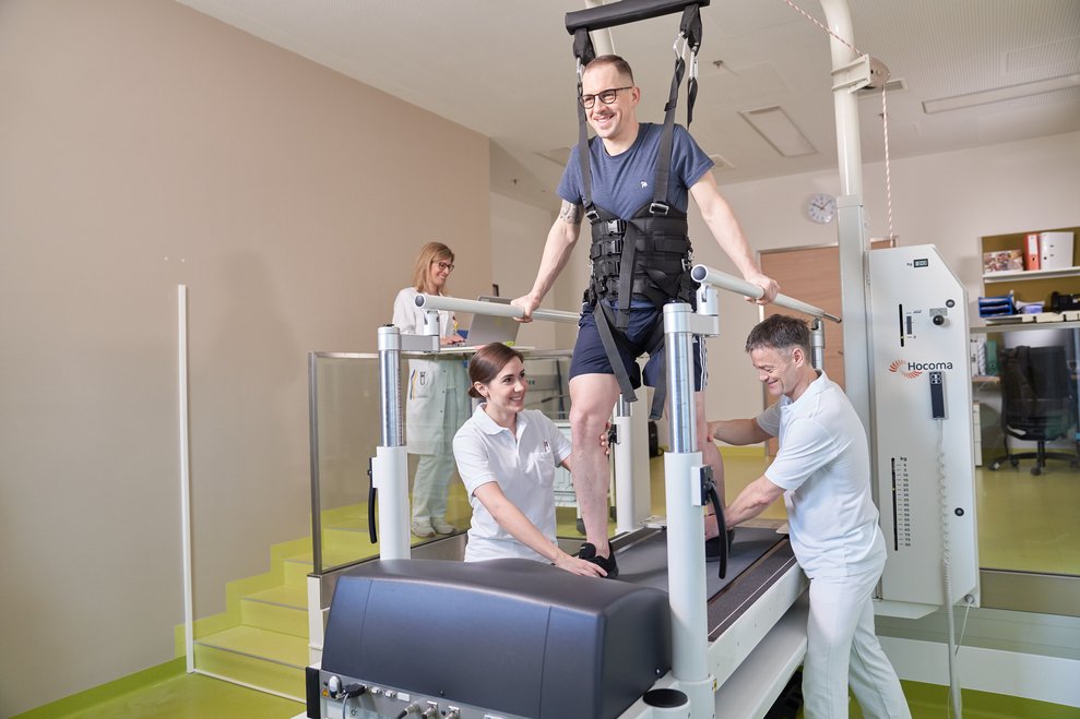 Bewegungstraining eines Patienten unter fachlicher Aufsicht
