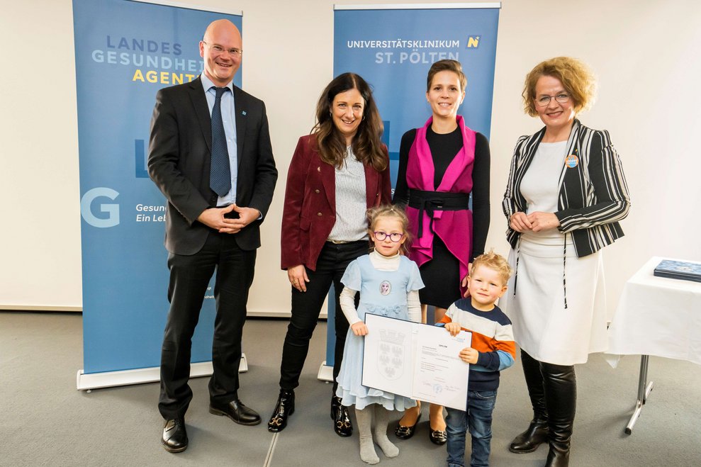 Absolventinnen der Sonderausbildung Kinder- und Jugendpflege mit Festgästen bei der Abschlussfeier