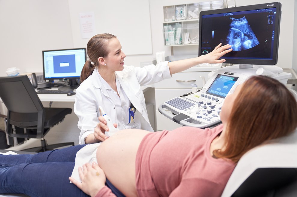 Ultraschalluntersuchung einer Ärztin bei einer schwangeren Patientin