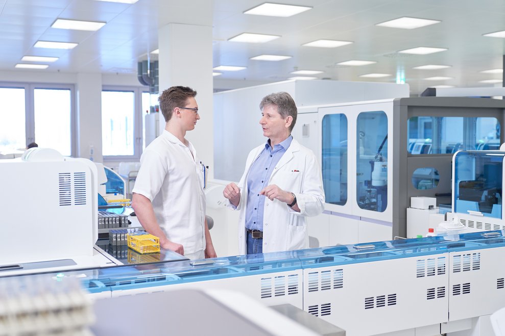 Labormitarbeiter erhält Erklärungen von seinem Vorgesetzten