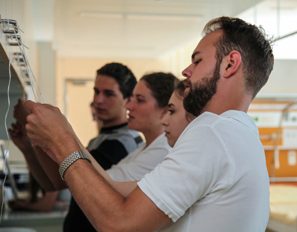 Arzt zeigt den Studierenden einen Vorgang