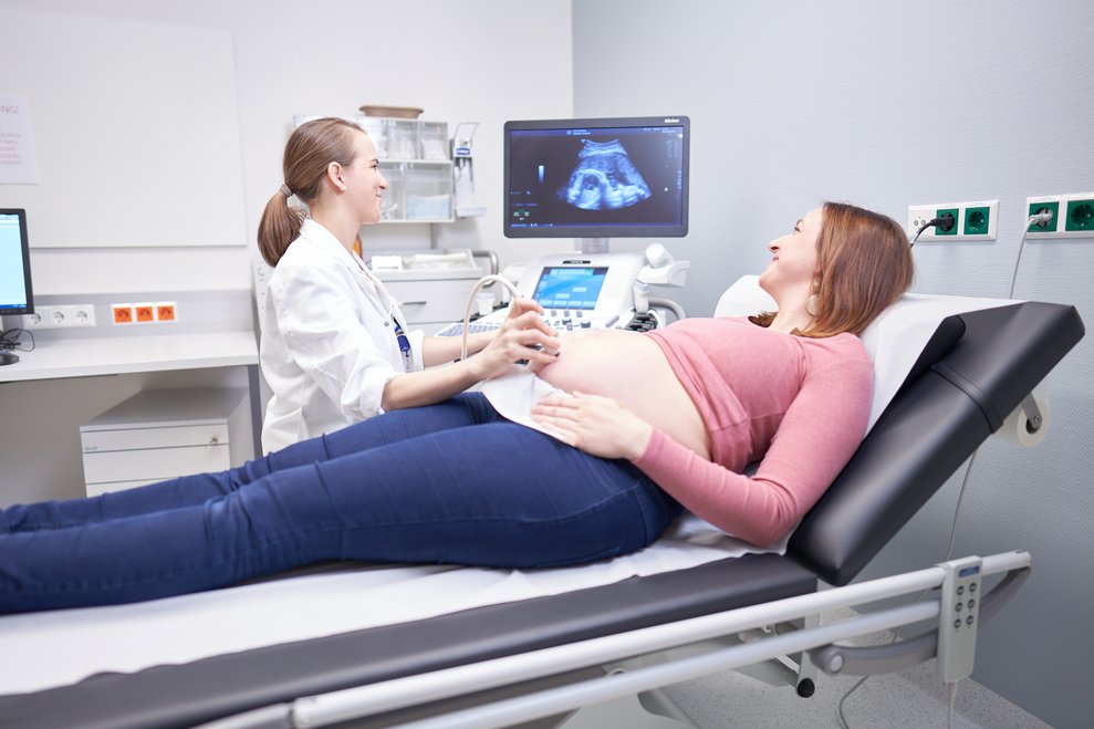 Ultraschall-Untersuchung bei einer schwangere Patientin