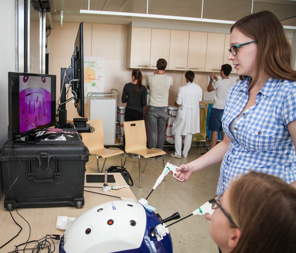 Medizinstudierende beim Ausprobieren eines Instruments