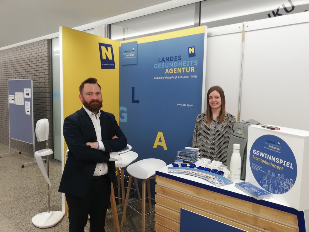MitarbeiterInnen am Messestand in Linz