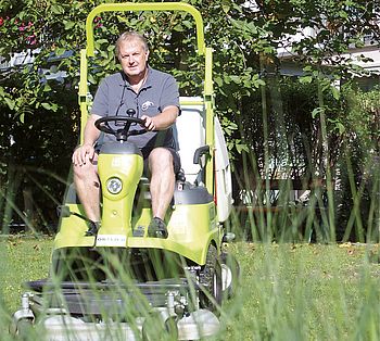 PBZ-Mitarbeiter mäht mit einem Mähtraktor den Rasen